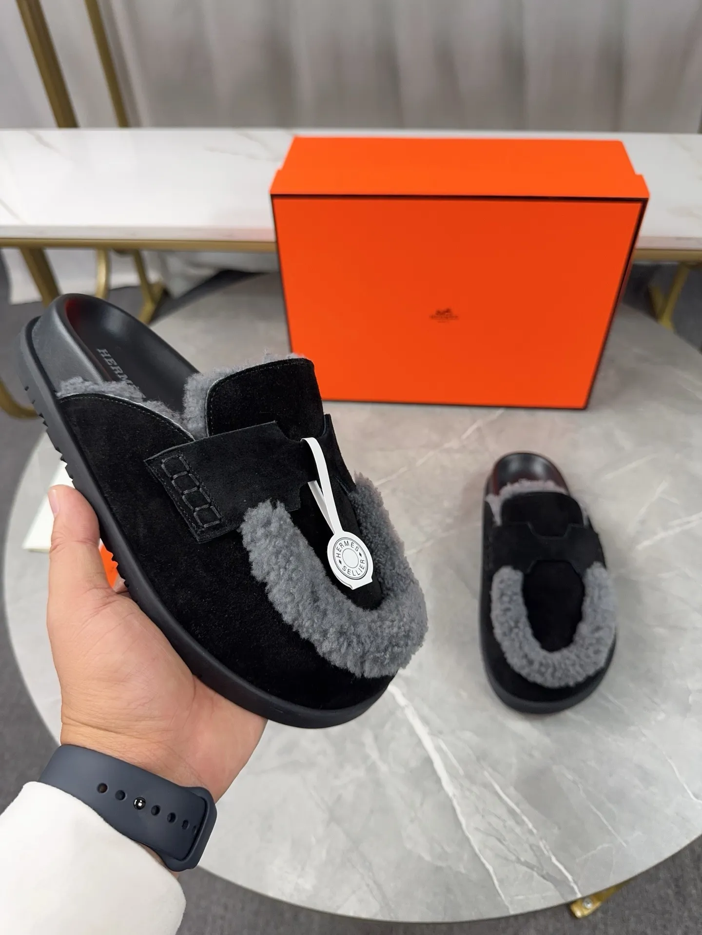 p460🐮🐮HERMES Birkenstock Mules🍬 Spring and summer really need versatile slippers. They have a casual and high-end feel, and the comfort is also great. The large toe design adds a playful feel, and the slip-on design is convenient and practical to wear. 🌷Upper: original high mercerized cow velvet 🌷Inner lining: wool 🌷Outsole: original TPU water platform + rubber film combination 🌷Number of sizes: women's size 35-40 (40-41 -42 is not returnable) men's size: 38-45 (45 is not returnable)